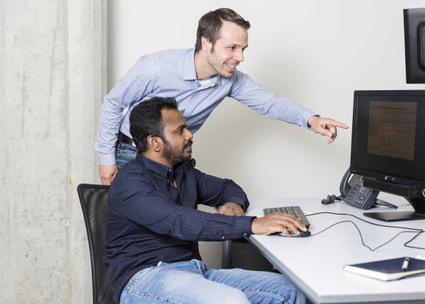 Mitarbeiter wird instruiert Collaborateur recevant des instructions